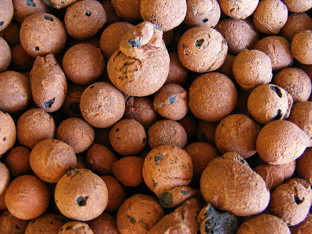 Keramzit (zdroj: Lucis 2007, http://en.wikipedia.org/wiki/File:Hydroton.jpg)