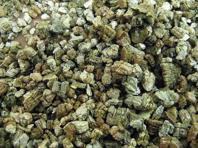 Mica espansa (vermiculite) (fonte: KENPEI, http://fr.wikipedia.org/wiki/Fichier:Vermiculite1.jpg)
