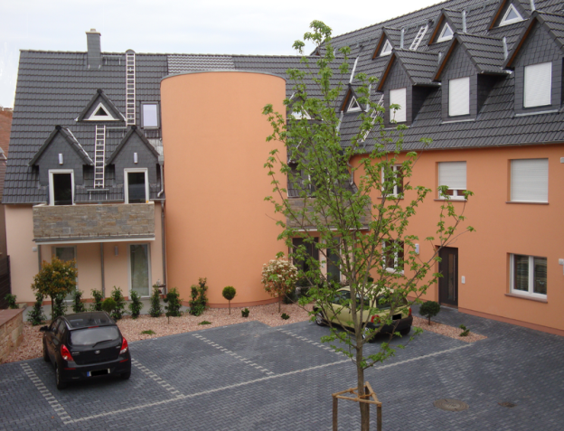 Sonnenhauskomplex mit Solartank (source: Andol)