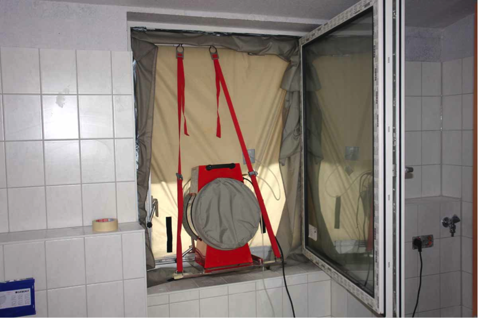 Blower door test: in this case the device was built into a window because the front door was very likely to leak (source: Schulze Darup)