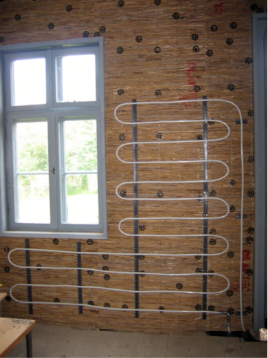 Rury ogrzewania naściennego na wewnętrznej izolacji zrobionej z włókien łyka (źródło: Oesker 2007)