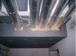 A basement ceiling insulated from below. Here the pipes are laid in the insulation layer, i.e. within the insulated building envelope (source: Schulze Darup)
